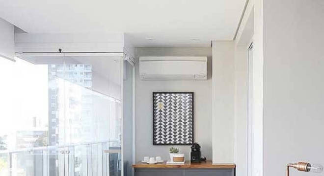 Varanda gourmet com cortina de vidro e piso laminado claro