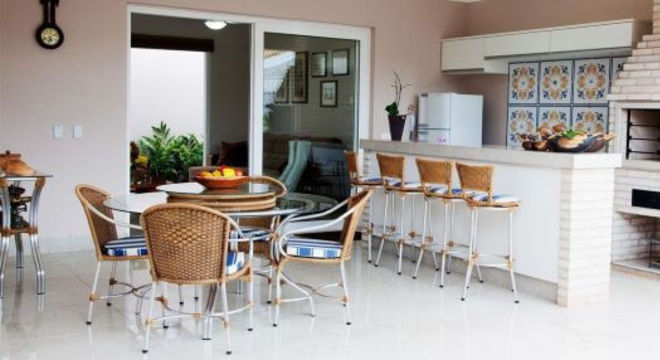 Varanda gourmet com mesa redonda de vidro 