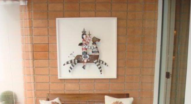 varanda gourmet com sofá de madeira