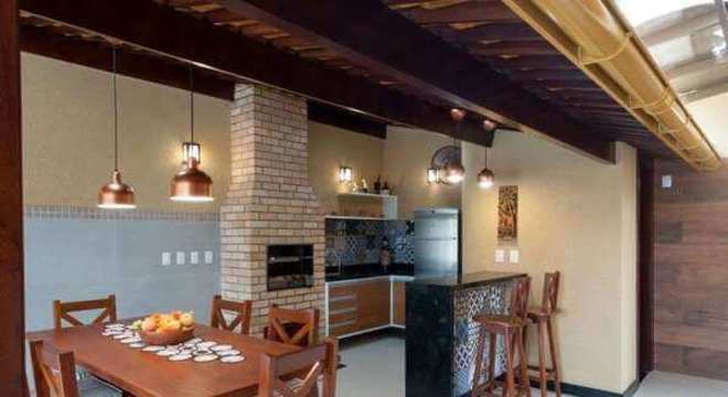 Varanda iluminada e com móveis de madeira