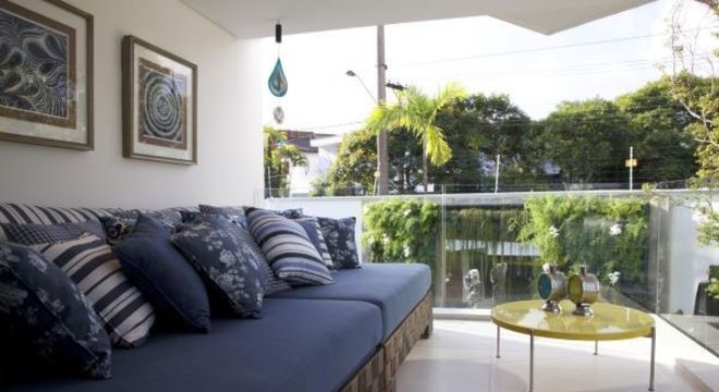 Varando com sofá cor do ano classic blue