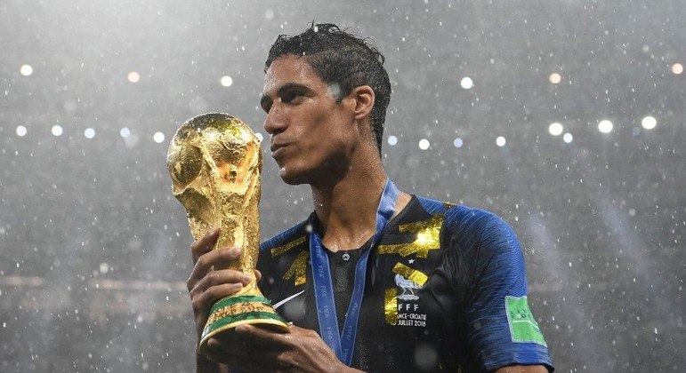 Zagueiro estreou nos Bleus em 2013 e jogou três Copas do Mundo