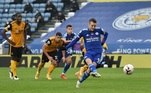 Também no Campeonato Inglês, o Leicester City, com gol de Jamie Vardy, venceu o Wolverhampton por 1 a 0. O resultado colocou a equipe na liderança da competição