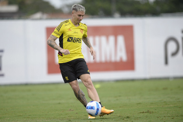 Varela, em treino do Flamengo