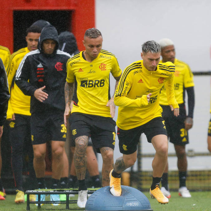 Varela em treino no CT Ninho do Urubu