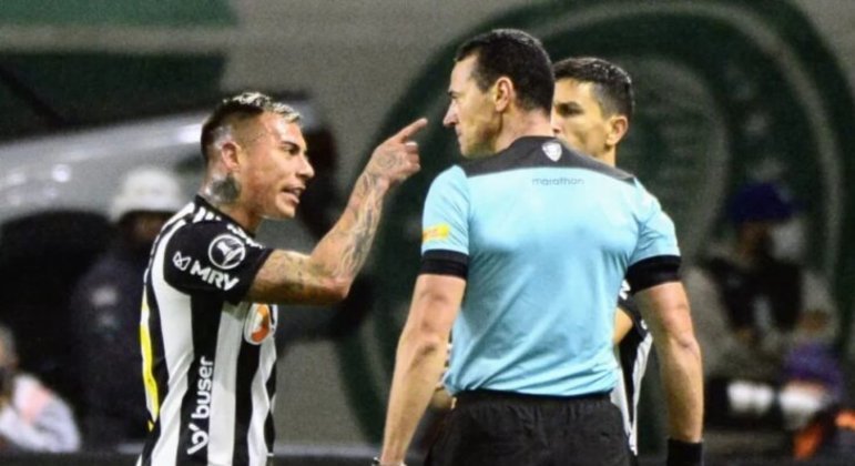 Pela expulsão infantil, tola, contra o Palmeiras, Vargas foi multado, afastado. E entrou em depressão