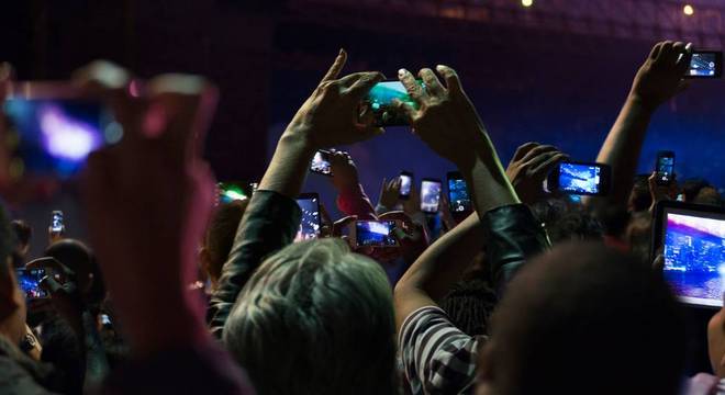 'Notificações frequentes, acesso imediato à informação e respostas dos grupos sociais podem tornar difícil o distanciamento destes aparelhos', dizem autores de artigo na PLOS ONE sobre uso intenso de celulares