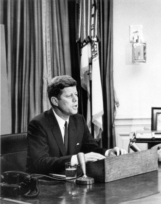 Vários discursos de Kennedy são considerados ícones  e um trecho de sua fala durante a posse está transcrito em seu túmulo. Na foto, Kennedy durante discurso sobre direitos civis, em 11 de junho de 1963. 