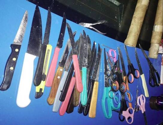 Vários objetos pontiagudos foram apreendidos pela polícia, entre facas, tesouras, cortadores de unha, chaves de fenda, facões, estiletes, canivetes, entre outros.