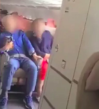 Vários vídeos que viralizaram nas redes sociais mostravam os passageiros se agarrando nas poltronas enquanto uma ventania invadia a aeronave. 