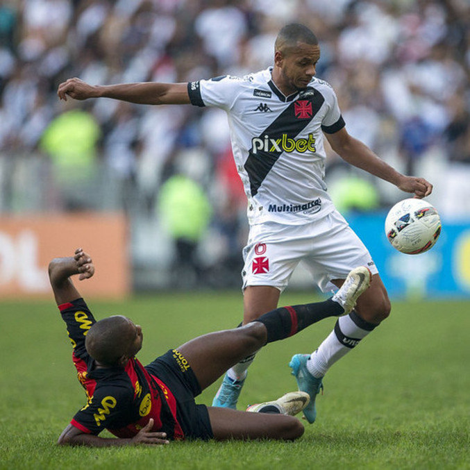Edimar, do Vasco, em dividida com Fabinho, do Sport