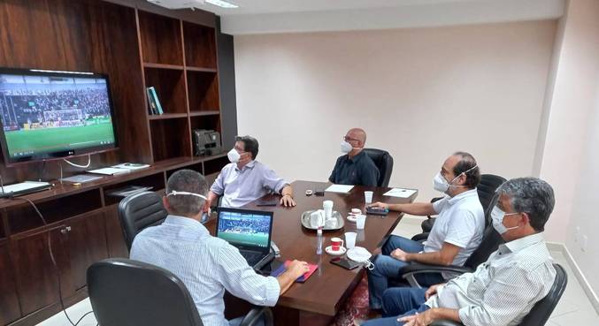 Dirigentes do Vasco reunidos com a Comissão de Arbitragem nesta segunda-feira