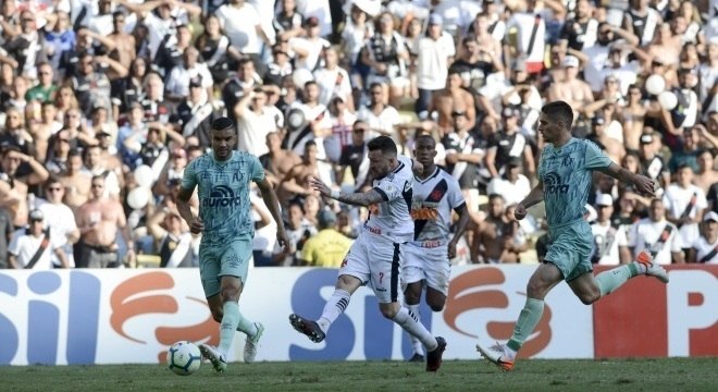 Vasco e Chapecoense ficaram no empate por 1 a 1 com Maracanã lotado