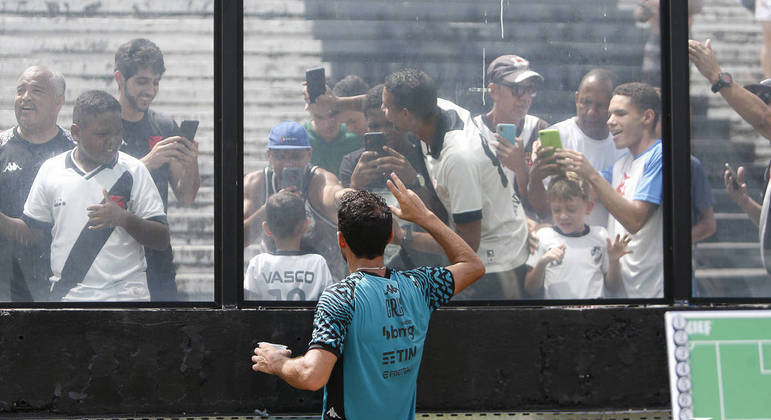 Nenê, do Vasco, e torcedores no treino de sábado (19), véspera da semifinal contra o Flamengo