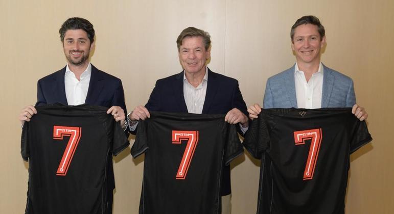 Josh Wander, Sócio da 777 Partners; Jorge Salgado, Presidente do Vasco da Gama e Juan Arciniegas, Diretor de Esportes, Mídia e Entretenimento da 777 Partners 