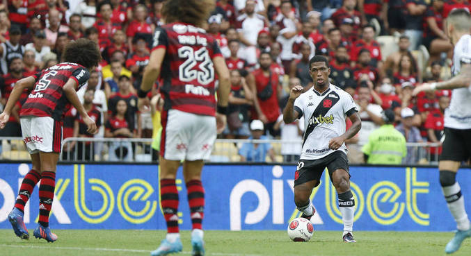 Juninho, do Vasco, domina a bola no duelo contra o Flamengo