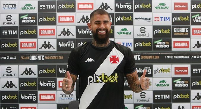 Zagueiro Juan Quintero posa com a camisa do Vasco na apresentação oficial