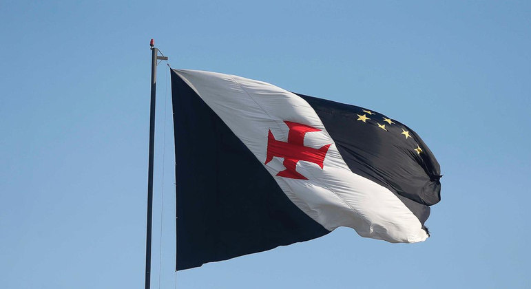 Bandeira do Vasco hasteada no CT Moacyr Barbosa