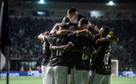 3. Boa sequênciaA vantagem sobre o Santos é a oportunidade que o Vasco tem de manter o ritmo e a boa sequência no Brasileirão. Nos últimos dez jogos, foram cinco vitórias, dois empates e três derrotas. Vale ressaltar que o Gigante da Colina não perde há quatro jogos