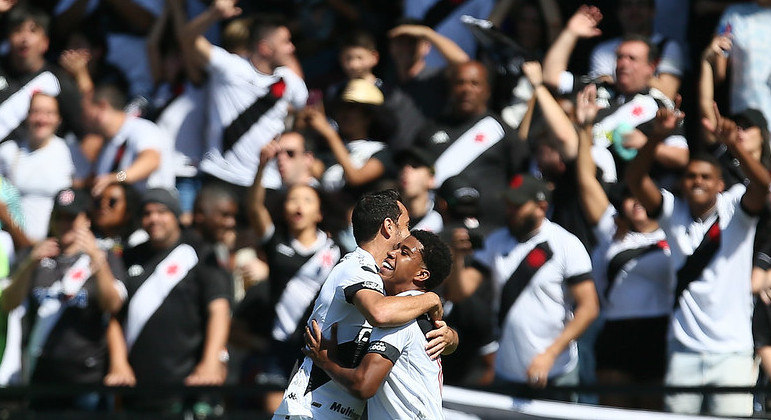 Andrey Santos festeja ao lado de Nenê mais um gol como jogador do Vasco