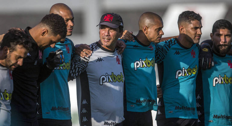 Técnico Zé Ricardo (ao centro) conversa com elenco vascaíno em treino do time