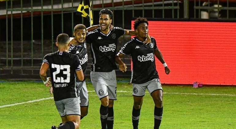 Vasco vence de virada e fica mais perto do G4 do Campeonato Carioca