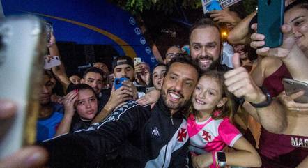 Nenê tira selfie com torcedores do Vasco