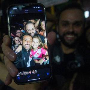 A selfie de Nenê com torcedores