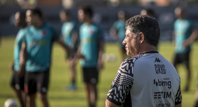 Emílio Faro comanda treino do Vasco; interino assumiu após demissão de Maurício Souza