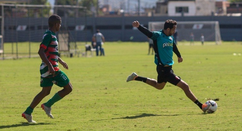 Meia-atacante Nenê tenta o chute em jogo-treino do Vasco contra o Porto Real