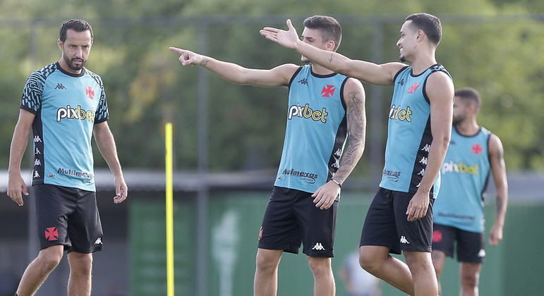 Vasco tem Nenê e Gabriel Pec como peças-chave da equipe comandada por Zé Ricardo