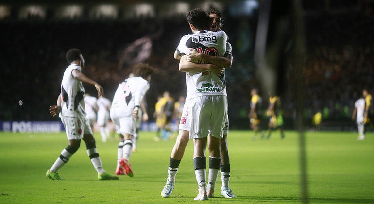 Vasco venceu dois jogos consecutivos e acordou na reta final da Série B