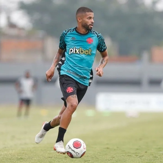 Meia Vitinho nos treinos da pré-temporada, antes de sofrer a lesão