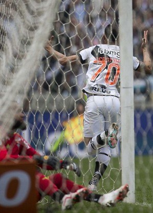 Serginho comemora gol que abriu o placar de Vasco x Atlético-MG