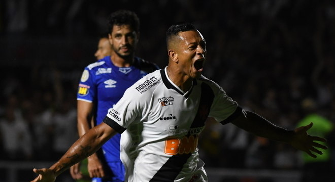 Guarín fez o gol do Vasco em mais uma derrota do Cruzeiro. Era o jogo 'fácil'