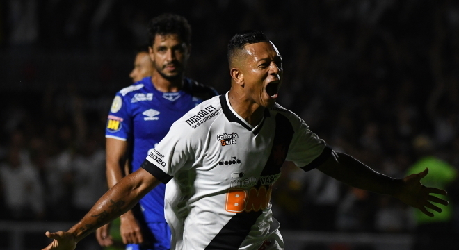 Guarín fez o gol do Vasco em mais uma derrota do Cruzeiro. Era o jogo 'fácil'