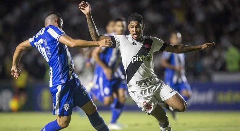 Raniel, do Vasco, disputa jogada com Diego Renan, do CSA