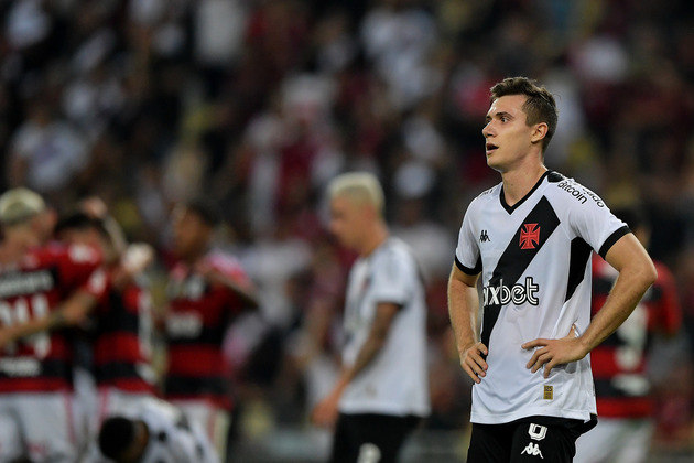 Ganhou o Brasileirão pelo Flamengo, joga na segunda divisão e