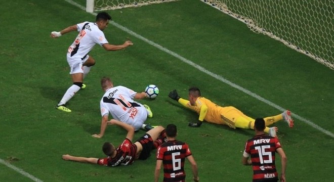 A bola sobra para Andrés Ríos marcar para o Vasco no clássico com o Flamengo