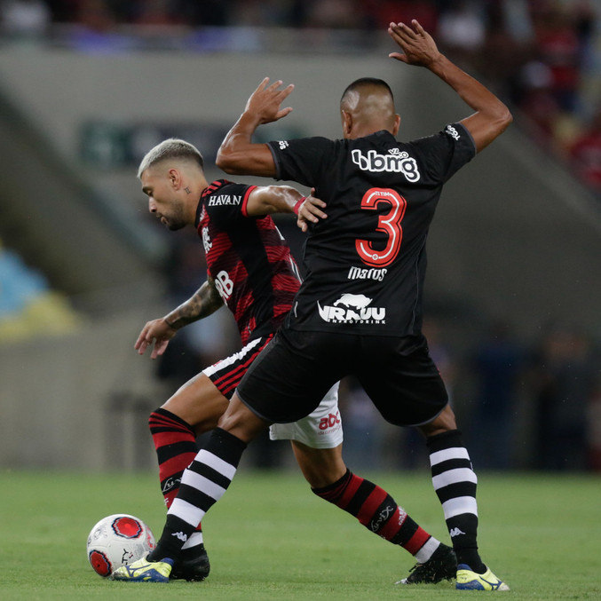 De Arrascaeta, do Flamengo, tenta se livrar da marcação de Léo Matos, do Vasco