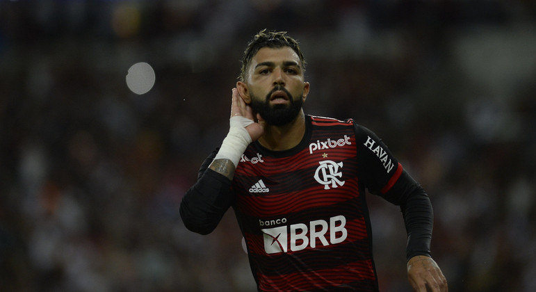 Gabigol, do Flamengo, comemora gol de pênalti marcado no final do primeiro tempo