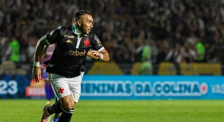 Payet comemora o primeiro gol pelo Vasco da Gama