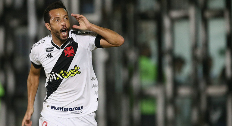 Nenê marcou o primeiro gol do Vasco na vitória sobre o Guarani