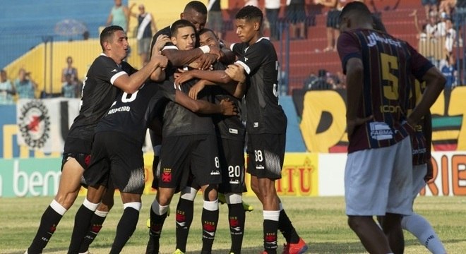 Jogadores do Vasco comemoram vitória sobre o Madureira na estreia do Cariocão