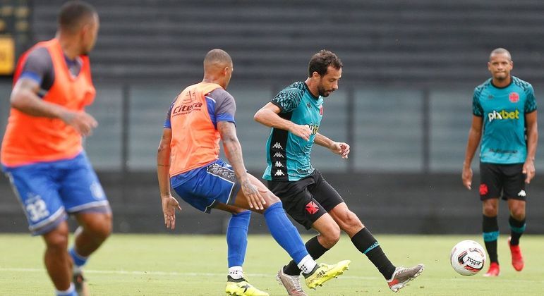 Nenê, meia do Vasco, em atividade no jogo-treino vencido por 3 a 2 contra o Olaria