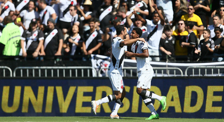 Andrey Santos comemora ao lado de Nenê na vitória do Vasco sobre o Tombense