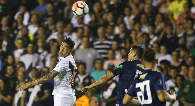 Rildo disputa a bola pelo alto na derrota do Vasco para o Universidad de Chile