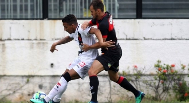Vitória surpreende Vasco e derrota rival em São Januário por 3 a 2