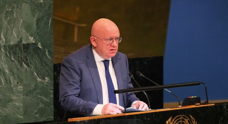 Embaixador da Rússia na ONU, Vasily Nebenzya, durante discurso