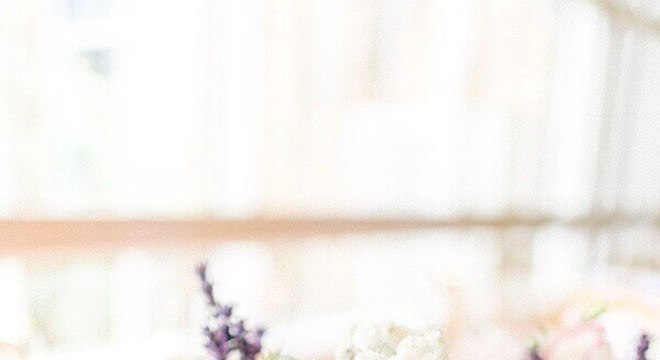 vasinhos com lavanda para casamento simples no campo